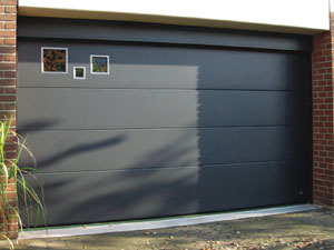 Декоративные окна в гаражных воротах