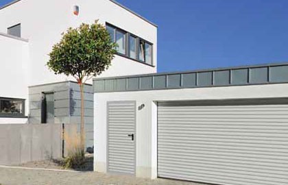 Боковая дверь в одном стиле с воротами