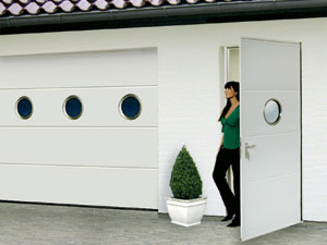 Калитка рядом с секционными воротами