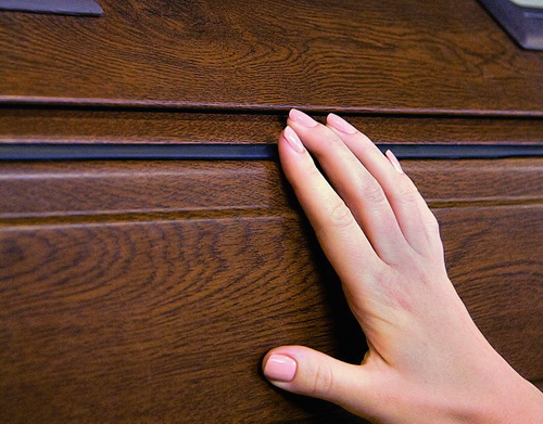 Секционные гаражные ворота AluTech